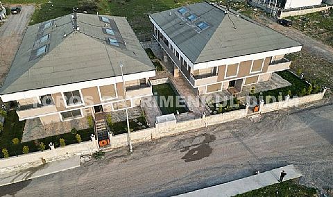 Didim'de Merkezi Lokasyonda Havuzlu Sitede Daire Fiyatına Müstakil Bahçeli Yazlık Villa Satışta fiyatlar 5.500.000 liradan başlamatadır