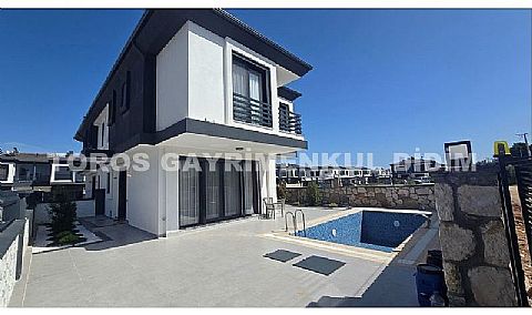 Didim Altınkum’da Plaja Yakın, Havuzlu, Otoparklı, Eşyalı Villa!