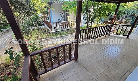 Begonviller Altında Bir Yaz Rüyası! Plaja 1 Km Mesafede, Müstakil Bahçeli 2+1 Villa Tipi Satılık Yazlık