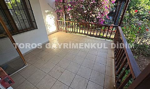 Begonviller Altında Bir Yaz Rüyası! Plaja 1 Km Mesafede, Müstakil Bahçeli 2+1 Villa Tipi Satılık Yazlık