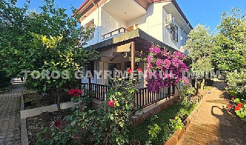 Begonviller Altında Bir Yaz Rüyası! Plaja 1 Km Mesafede, Müstakil Bahçeli 2+1 Villa Tipi Satılık Yazlık