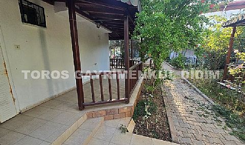 Begonviller Altında Bir Yaz Rüyası! Plaja 1 Km Mesafede, Müstakil Bahçeli 2+1 Villa Tipi Satılık Yazlık
