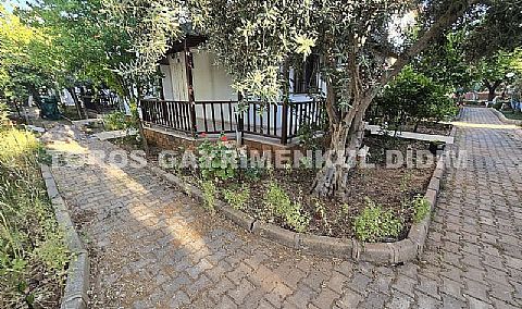 Begonviller Altında Bir Yaz Rüyası! Plaja 1 Km Mesafede, Müstakil Bahçeli 2+1 Villa Tipi Satılık Yazlık