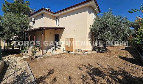 Didim Akbük'te Denize Yakın, 430 m² Bahçeli Tam Müstakil Satılık Villa!