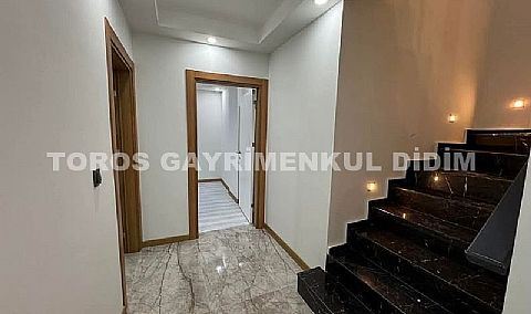 Didim altınkum çamlıkta plaja 300 mt mesafede asansörlü binada satılık dublex