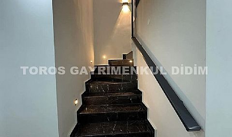 Didim altınkum çamlıkta plaja 300 mt mesafede asansörlü binada satılık dublex