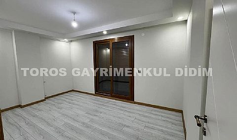 Didim altınkum çamlıkta plaja 300 mt mesafede asansörlü binada satılık dublex