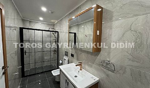 Didim altınkum çamlıkta plaja 300 mt mesafede asansörlü binada satılık dublex