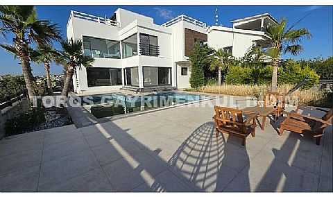 Didim de 500m2 arsa üzerinde havuzlu çift otoparklı sinema salonlu satılık yazlık villa
