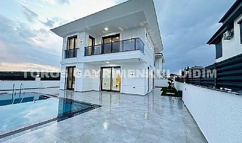 DİDİM EFELER MAH. DENİZE YAKIN 4+1  TAM MÜSTAKİL  HAVUZLU LÜKS VİLLA 