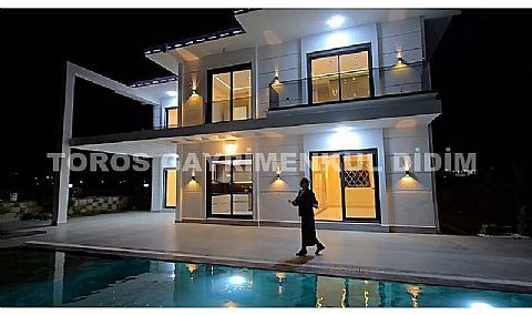 Didim Efeler mahallesinde 500m2 arsa üzerine kurulu 4+1 ayrı mutfaklı satılık villa