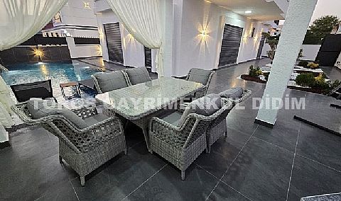 Didim Efeler Mahallesi’nde Köşe Konumlu, Tam Müstakil, Havuzlu Villa 