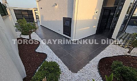 Didim Efeler Mahallesi’nde Köşe Konumlu, Tam Müstakil, Havuzlu Villa 