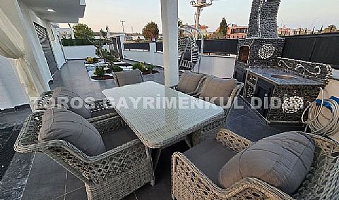 Didim Efeler Mahallesi’nde Köşe Konumlu, Tam Müstakil, Havuzlu Villa 