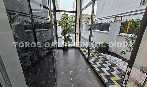 Didim Efeler Mahallesi’nde Köşe Konumlu, Tam Müstakil, Havuzlu Villa 