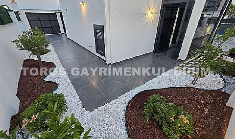 Didim Efeler Mahallesi’nde Köşe Konumlu, Tam Müstakil, Havuzlu Villa 
