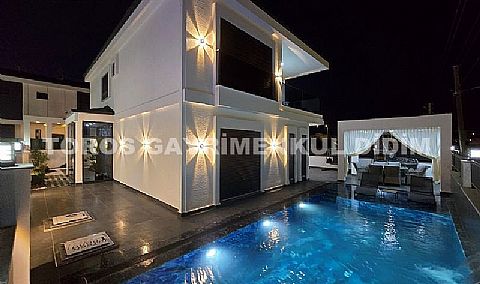 Didim Efeler Mahallesi’nde Köşe Konumlu, Tam Müstakil, Havuzlu Villa 