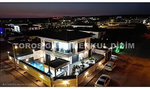 Didim Efeler Mahallesi’nde Köşe Konumlu, Tam Müstakil, Havuzlu Villa 