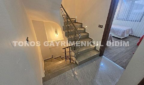 Didim efelerde 3+1 eşyalı satılık havuzlu villa tripleks 
