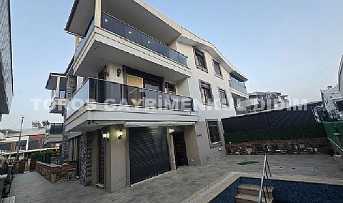 Didim efelerde 3+1 eşyalı satılık havuzlu villa tripleks 