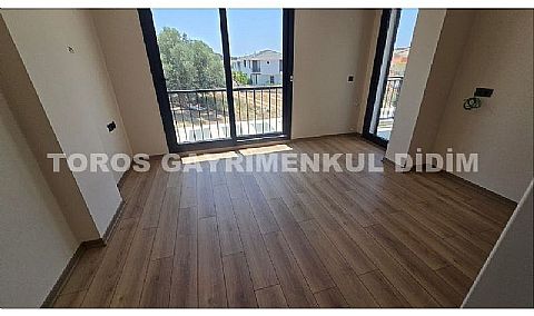 DİDİM HİSAR MAHALLESİ’NDE KÖŞE KONUMDA FERAH , GİRİŞ KATINDA YATAK ODALI VİLLA