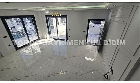 Didim Mavişehir'de Güvenlikli Sitede Havuzlu Tripleks Villa!