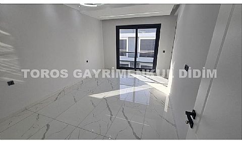 Didim Mavişehir'de Güvenlikli Sitede Havuzlu Tripleks Villa!