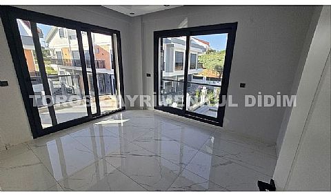 Didim Mavişehir'de Güvenlikli Sitede Havuzlu Tripleks Villa!