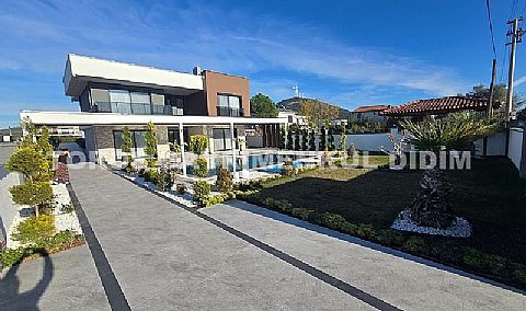 Didim Yeşiltepe satılık özel tasarım eşyalı 700 m2 arsa içinde satılık villa