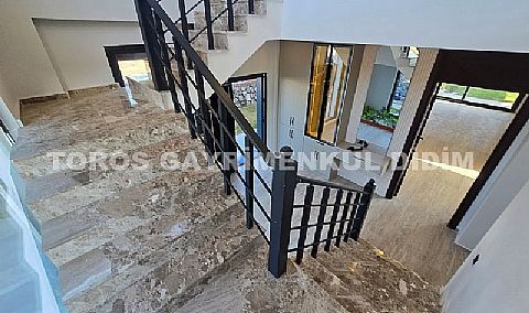 Efeler’de 500 M² Arsa Üzerinde, Akıllı Sistemli, Havuzlu, Modern ve Şık Tasarımlı Villa