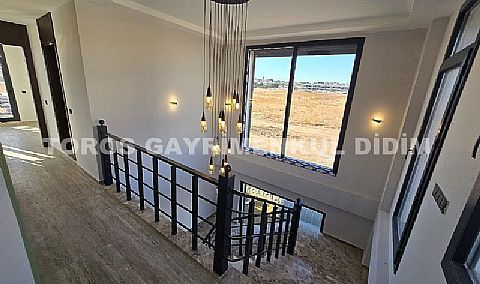 Efeler’de 500 M² Arsa Üzerinde, Akıllı Sistemli, Havuzlu, Modern ve Şık Tasarımlı Villa