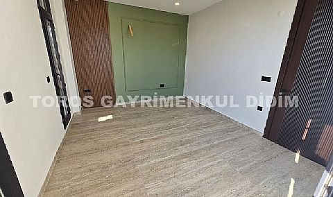 Efeler’de 500 M² Arsa Üzerinde, Akıllı Sistemli, Havuzlu, Modern ve Şık Tasarımlı Villa