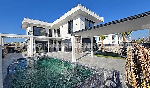Efeler’de 500 M² Arsa Üzerinde, Akıllı Sistemli, Havuzlu, Modern ve Şık Tasarımlı Villa
