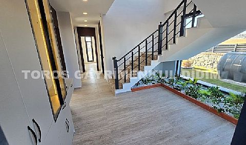 Efeler’de 500 M² Arsa Üzerinde, Akıllı Sistemli, Havuzlu, Modern ve Şık Tasarımlı Villa