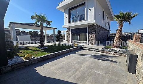 Efeler’de 500 M² Arsa Üzerinde, Akıllı Sistemli, Havuzlu, Modern ve Şık Tasarımlı Villa