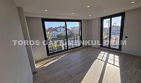 Efeler’de 500 M² Arsa Üzerinde, Akıllı Sistemli, Havuzlu, Modern ve Şık Tasarımlı Villa