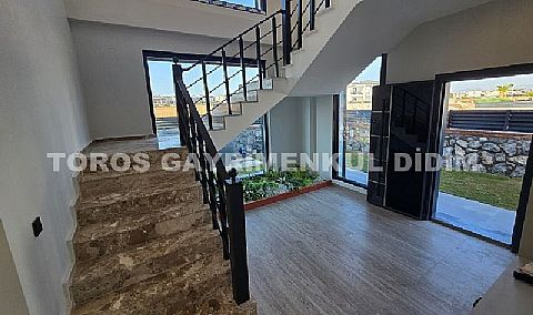 Efeler’de 500 M² Arsa Üzerinde, Akıllı Sistemli, Havuzlu, Modern ve Şık Tasarımlı Villa