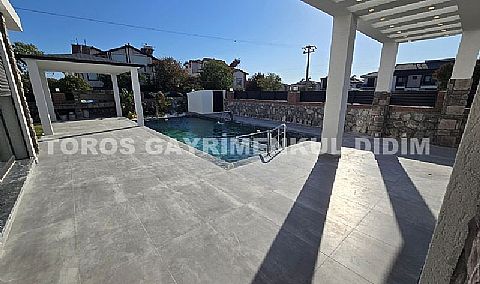 Efeler’de 500 M² Arsa Üzerinde, Akıllı Sistemli, Havuzlu, Modern ve Şık Tasarımlı Villa