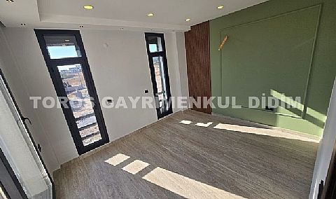 Efeler’de 500 M² Arsa Üzerinde, Akıllı Sistemli, Havuzlu, Modern ve Şık Tasarımlı Villa
