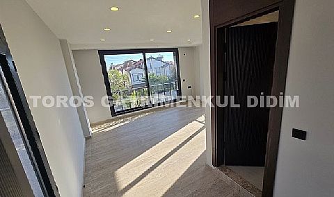 Efeler’de 500 M² Arsa Üzerinde, Akıllı Sistemli, Havuzlu, Modern ve Şık Tasarımlı Villa