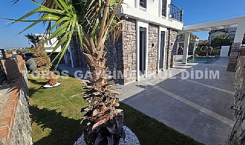 Efeler’de 500 M² Arsa Üzerinde, Akıllı Sistemli, Havuzlu, Modern ve Şık Tasarımlı Villa